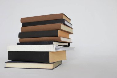 Beyaz arkaplan üzerine kitap yığını