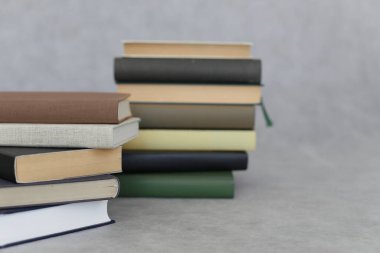 Beyaz arkaplan üzerine kitap yığını