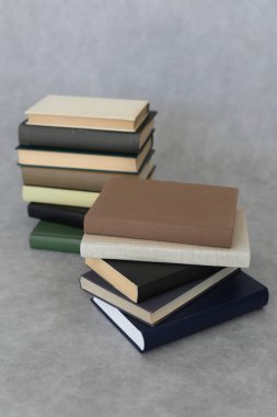 Beyaz arka planda izole kitap yığını. 3d illüstrasyon.