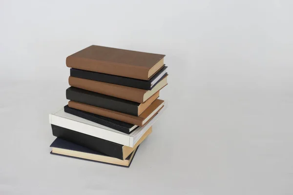 Στοίβα Βιβλίων Που Απομονώνονται Λευκό — Φωτογραφία Αρχείου