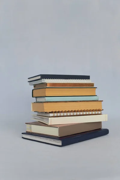 Pilha Livros Sobre Fundo Branco — Fotografia de Stock