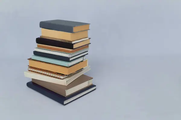 Σωρός Από Πολύχρωμα Βιβλία Γκρι Φόντο — Φωτογραφία Αρχείου