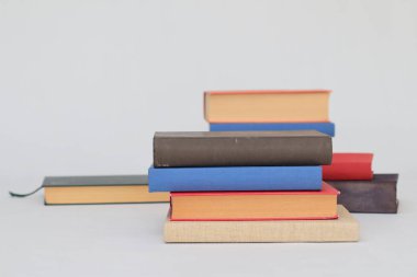 Beyaz arkaplan üzerine kitap yığını