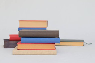 Kitaplar beyaz arkaplanda masanın üzerinde