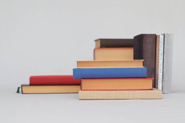 yığın kitap beyaz zemin üzerine