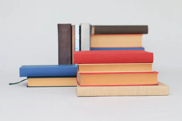 Bücherstapel Und Gebunden Auf Weiß — Stockfoto