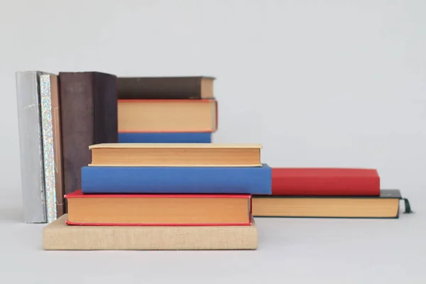 Bücher Auf Holztisch Der Bibliothek — Stockfoto