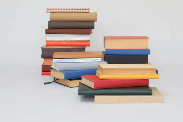 Viele Bücher Auf Weißem Hintergrund — Stockfoto