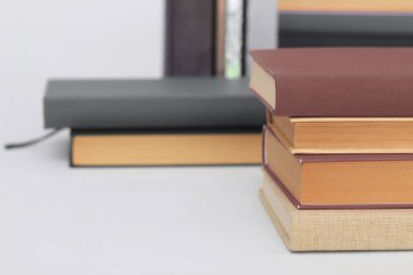 Beyaz arkaplan üzerine kitap yığını