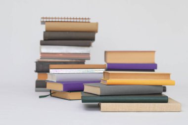 Beyaz arkaplanda izole kitap yığını