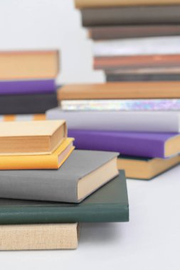 Beyaz arkaplan üzerine kitap yığını