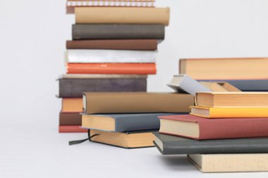 Beyaz arkaplanda bir yığın kitap