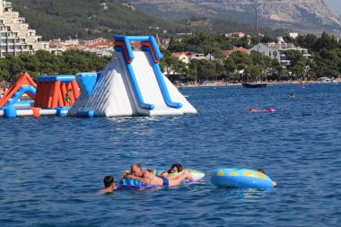 Makarska, Hırvat, 15.07.2023. Hırvatistan 'da tatil yapan turistler deniz ve güneşin keyfini çıkarıyorlar.