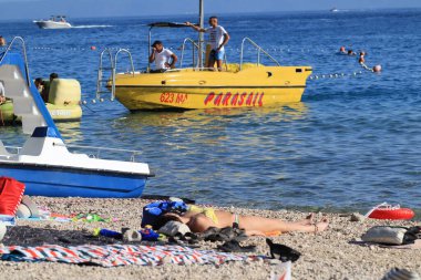 Makarska, Hırvat, 15.07.2023. Hırvatistan 'da tatil yapan turistler deniz ve güneşin keyfini çıkarıyorlar.