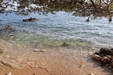Taşlı deniz suyu ve mavi gökyüzü