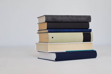 Beyaz arkaplan üzerine kitap yığını
