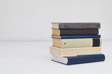 Beyaz arkaplan üzerine kitap yığını