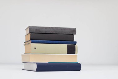 Beyaz arkaplan üzerine kitap yığını