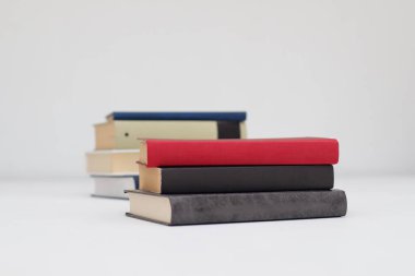 Beyaz arkaplan üzerine kitap yığını