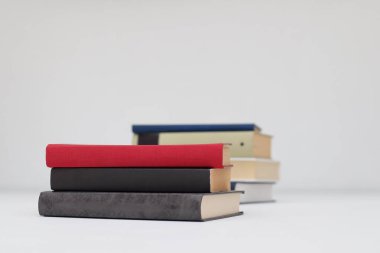Beyaz arkaplan üzerine kitap yığını