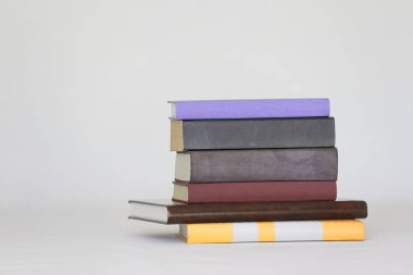 Beyaz arkaplan üzerine kitap yığını