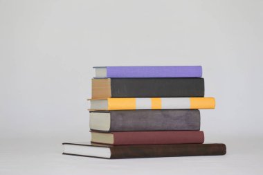 Beyaz arkaplanda izole kitap yığını