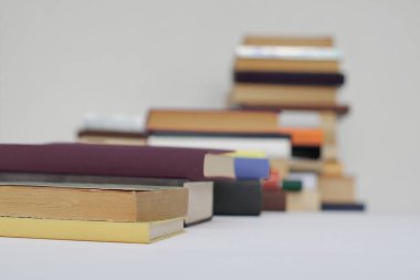 Kitaplar masanın üstünde. Eğitim konsepti. Okula geri dön.