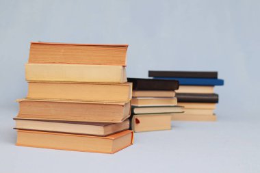 Beyaz arkaplan üzerine kitap yığını.