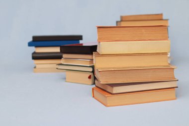 Kitap yığını, kitap okuma.