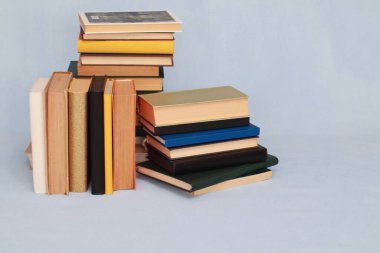 Beyaz arkaplan üzerine kitap yığını.