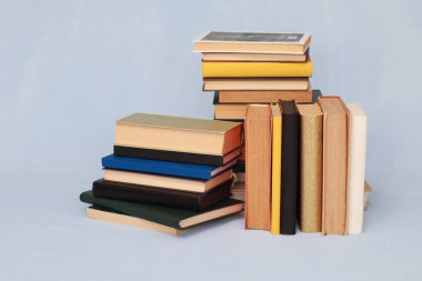 Beyaz arkaplan üzerine kitap yığını