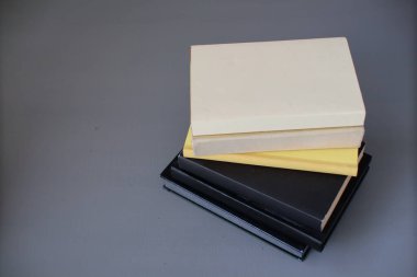 Gri eğitim okuluyla ilgili bir yığın kitap.