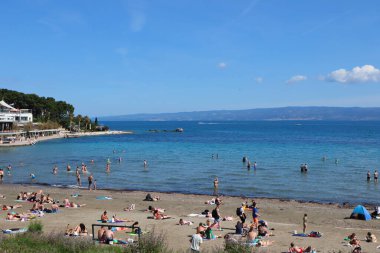 Hırvatistan 'ın Split kentindeki plajda 26,07,2023 kişi bulunuyor.