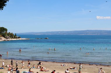 Hırvatistan 'ın Split kentindeki plajda 26,07,2023 kişi bulunuyor.