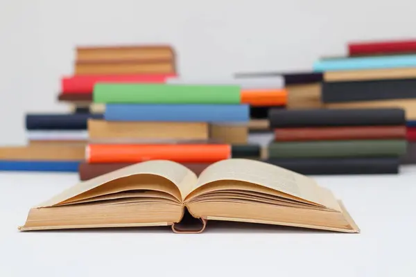 Bücherstapel Auf Weißem Hintergrund Bildung Zurück Zum Schulkonzept — Stockfoto