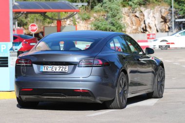 Vrgorac, Hırvatistan, 27.07.2023. Tesla elektrikli otomobil Hırvatistan 'da bir şarj istasyonunda