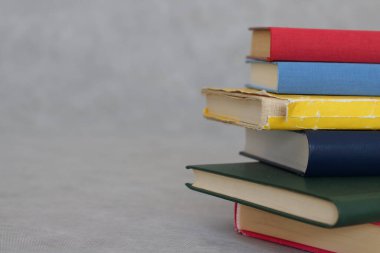 Beyaz arkaplan üzerine kitap yığını