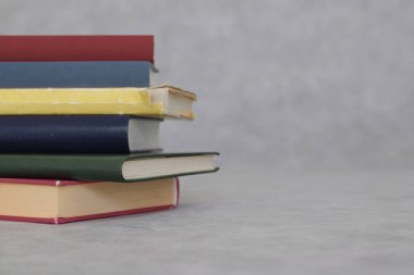 Beyaz arkaplan üzerine kitap yığını