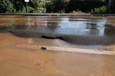 Hırvatistan 'ın Vrgorac kenti, Hırvatistan' ın güneyindeki otoyolda 30.07.2023 numaralı trafik sıkışıklığı, Ploce, Dubrovnik ve Peljesac 'a doğru giden büyük araba sütunları.