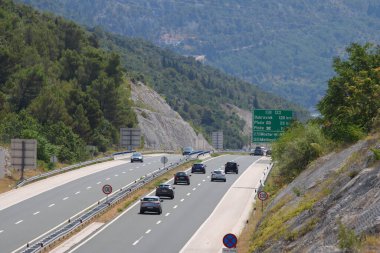 Hırvatistan 'ın Vrgorac kenti, Hırvatistan' ın güneyindeki otoyolda 30.07.2023 numaralı trafik sıkışıklığı, Ploce, Dubrovnik ve Peljesac 'a doğru giden büyük araba sütunları.