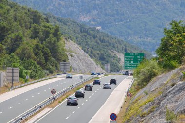 Hırvatistan 'ın Vrgorac kenti, Hırvatistan' ın güneyindeki otoyolda 30.07.2023 numaralı trafik sıkışıklığı, Ploce, Dubrovnik ve Peljesac 'a doğru giden büyük araba sütunları.