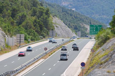 Hırvatistan 'ın Vrgorac kenti, Hırvatistan' ın güneyindeki otoyolda 30.07.2023 numaralı trafik sıkışıklığı, Ploce, Dubrovnik ve Peljesac 'a doğru giden büyük araba sütunları.