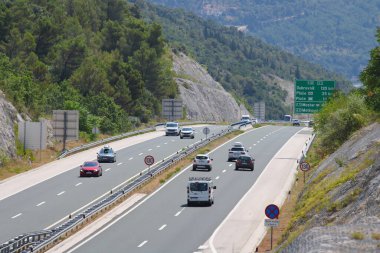 Hırvatistan 'ın Vrgorac kenti, Hırvatistan' ın güneyindeki otoyolda 30.07.2023 numaralı trafik sıkışıklığı, Ploce, Dubrovnik ve Peljesac 'a doğru giden büyük araba sütunları.