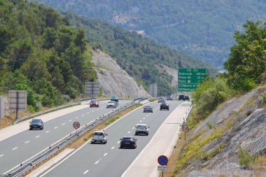 Hırvatistan 'ın Vrgorac kenti, Hırvatistan' ın güneyindeki otoyolda 30.07.2023 numaralı trafik sıkışıklığı, Ploce, Dubrovnik ve Peljesac 'a doğru giden büyük araba sütunları.