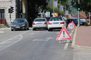 Hırvatistan 'ın Vrgorac kenti, Hırvatistan' ın güneyindeki otoyolda 30.07.2023 numaralı trafik sıkışıklığı, Ploce, Dubrovnik ve Peljesac 'a doğru giden büyük araba sütunları.