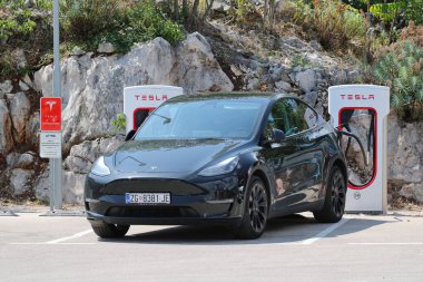 Vrgorac, Hırvatistan, 30.07.2023. Tesla elektrikli araba şarj istasyonunda.