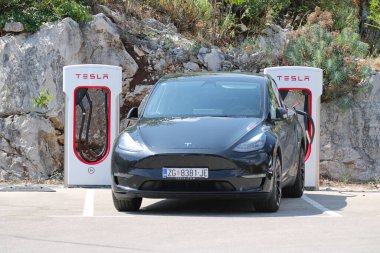 Vrgorac, Hırvatistan, 30.07.2023. Tesla elektrikli araba şarj istasyonunda.