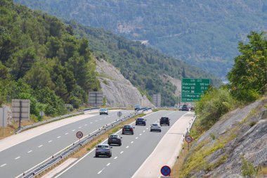 Hırvatistan 'ın Makarska kentinde 01.08.2023 plaj turistlerle dolu