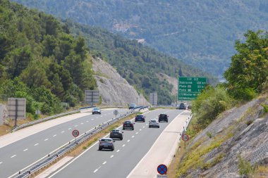 Hırvatistan 'ın Makarska kentinde 01.08.2023 plaj turistlerle dolu