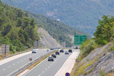 Hırvatistan 'ın Makarska kentinde 01.08.2023 plaj turistlerle dolu